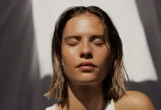 Rotina de skincare para manter a pele jovem