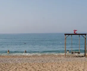 Descubra como curtir a Praia do Pernambuco com trilha leve