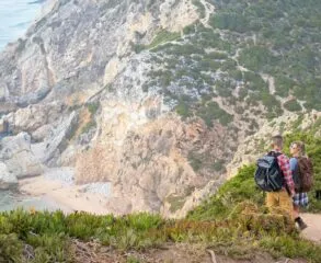 Descubra como explorar trilhas na Praia do Julião