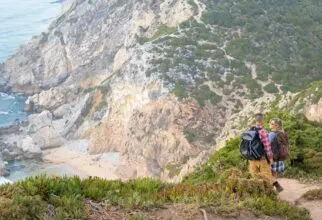 Descubra como explorar trilhas na Praia do Julião
