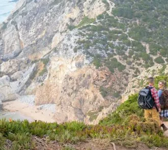Descubra como explorar trilhas na Praia do Julião