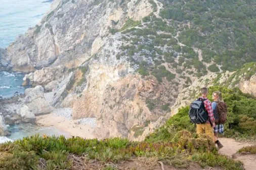 Descubra como explorar trilhas na Praia do Julião