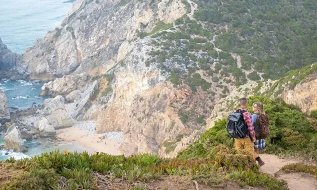 Descubra como explorar trilhas na Praia do Julião
