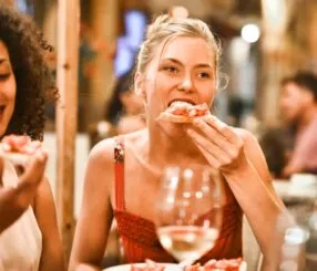 Ilhabela iluminada: descubra a magia da noite na vila