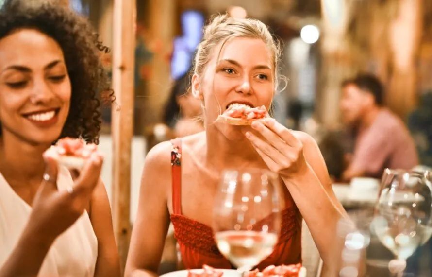 Ilhabela iluminada: descubra a magia da noite na vila