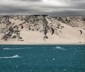 Descubra onde praticar kite surf em Barra do Una