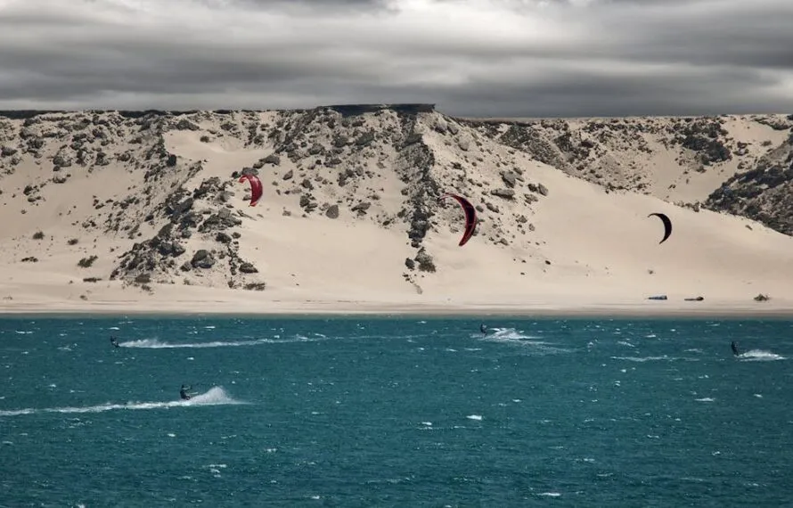 Descubra onde praticar kite surf em Barra do Una