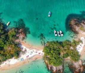 Descubra paradas secretas no passeio de barco a Ilhabela