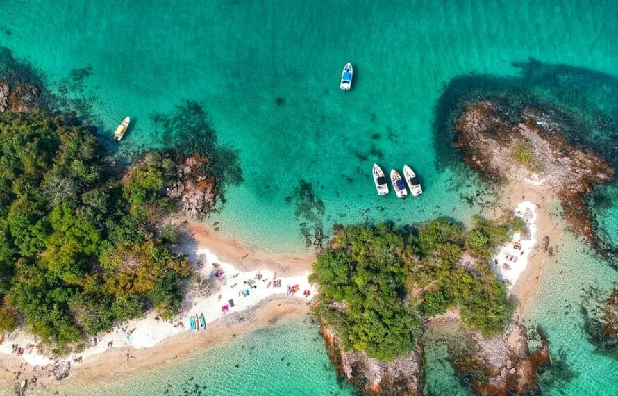 Descubra paradas secretas no passeio de barco a Ilhabela