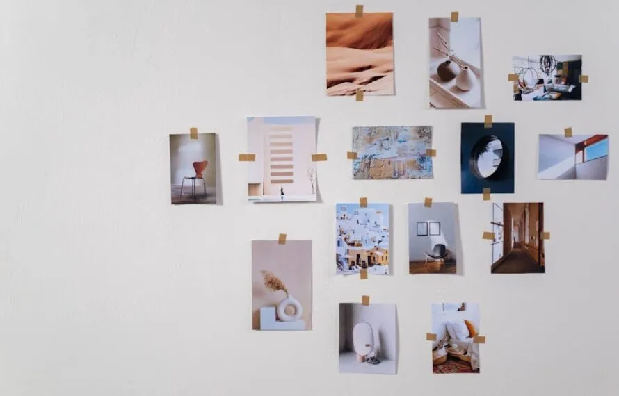Como decorar a casa para ficar com a minha cara sem gastar muito Colagem de várias fotografias destacadas em uma parede clara, com fita adesiva.